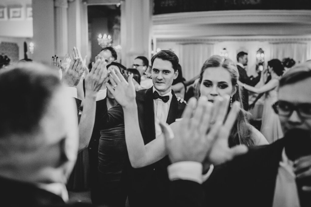 wesele na sali Aureus, Słupsk, Barbara Rompska, fotograf ślubny taniec pociąg, goście weselni,  zabawa