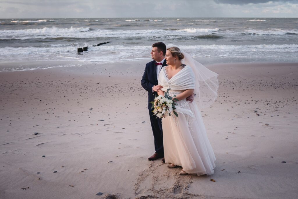 sesja ślubna  , morze Bałtyckie, plaża, zachód słońca, fotograf Koszalin, Barbara Rompska, suknia ślubna,panna młoda