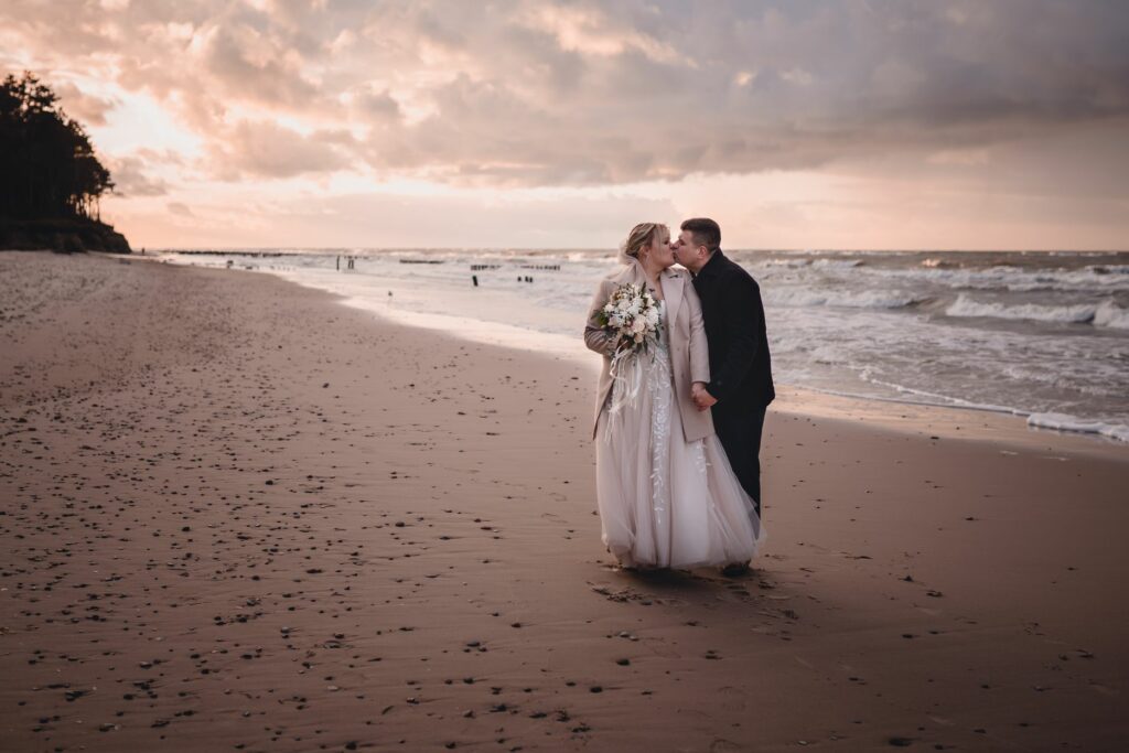 sesja ślubna, Łazy, morze Bałtyckie, plaża, zachód słońca, fotograf koszalin, Barbara Rompska, sesja nad morzem