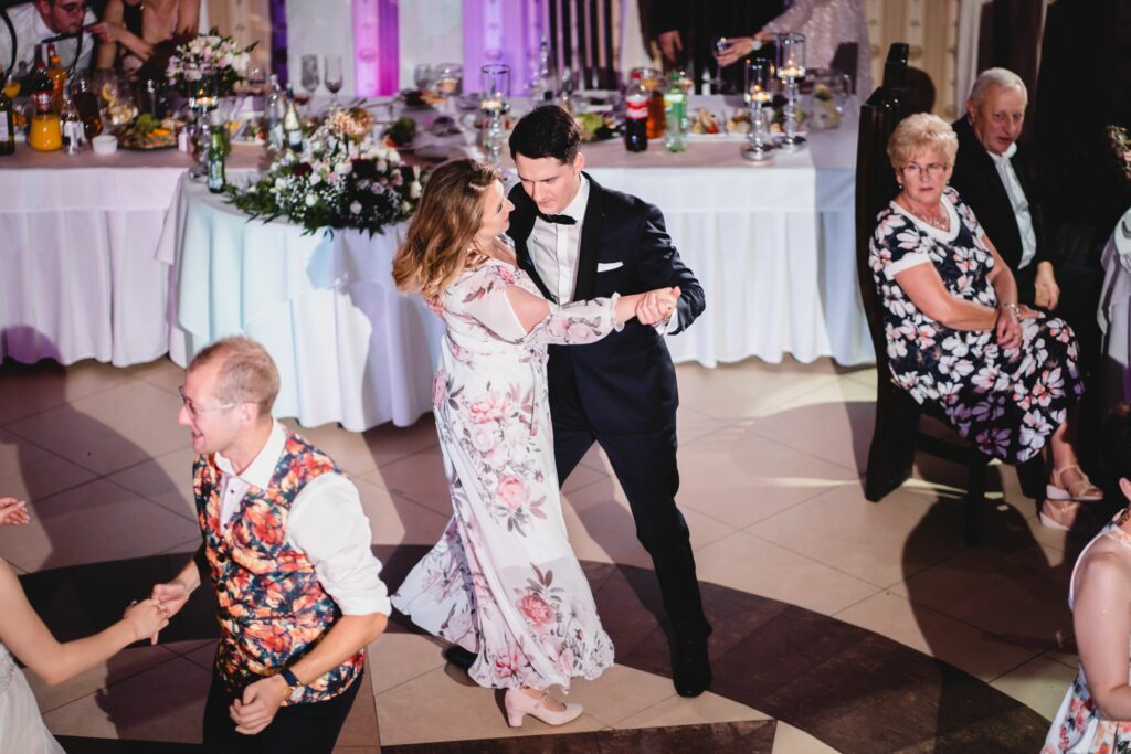 wesele na sali Aureus, Słupsk, Barbara Rompska, fotograf ślubny, zabawa, taniec, impreza