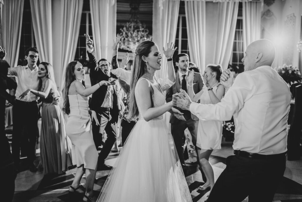 wesele na sali Aureus, Słupsk, Barbara Rompska, fotograf ślubny taniec goście,  zabawa, impreza