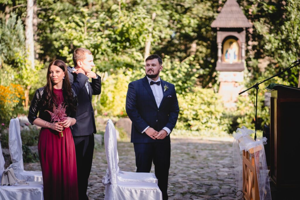 Ślub kościelny w plenerze, Święta Góra Polanowska, Barbara Rompska, las, fotograf ślubny, pan młody