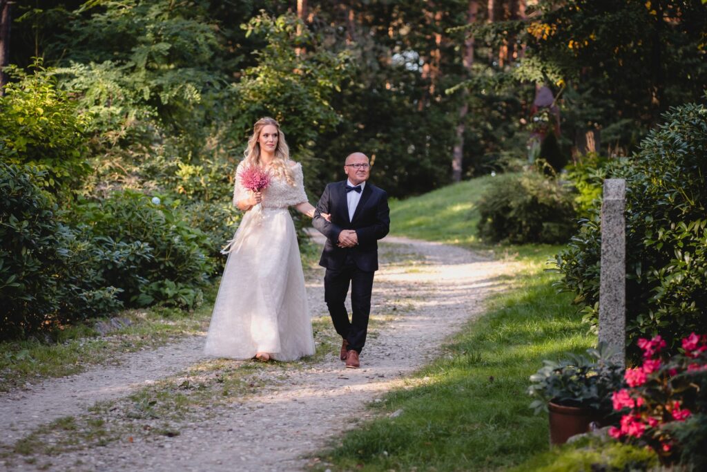 Ślub kościelny w plenerze, Święta Góra Polanowska, Barbara Rompska, las, fotograf ślubny, ojciec i córka, panna młoda