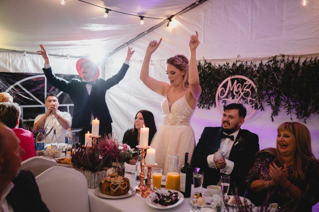 wesele w ogrodzie, fotograf ślubny, Koszalin, Polanów, młoda para, namiot, zabawa, toast, dekoracje, lampki Barbara Rompska