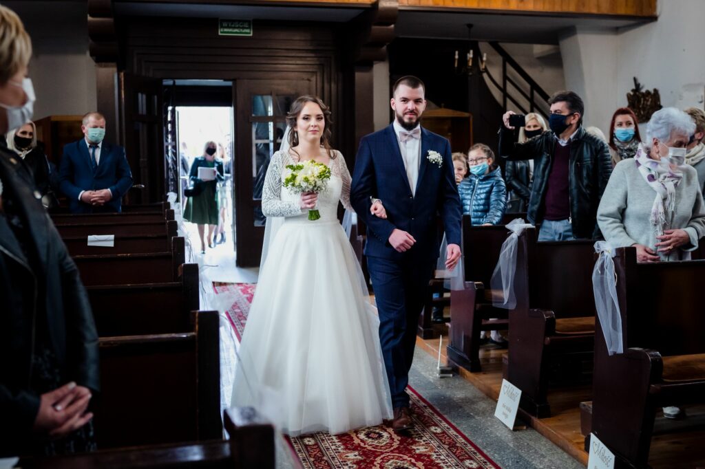 ślub w Sławnie, fotograf ślubny, Rompska Fotografia, para młoda, Kościół św. Antoniego, wejście, ślub kościelny