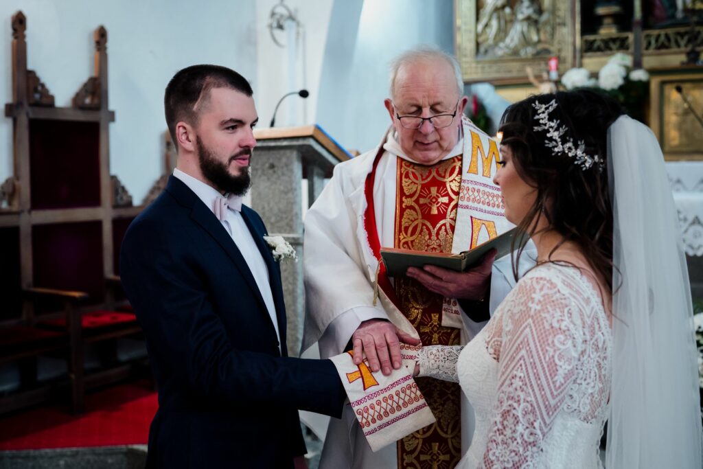 ślub w Sławnie, fotograf ślubny, Rompska Fotografia, para młoda, Kościół św. Antoniego, ksiądz, przysięga małżeńska