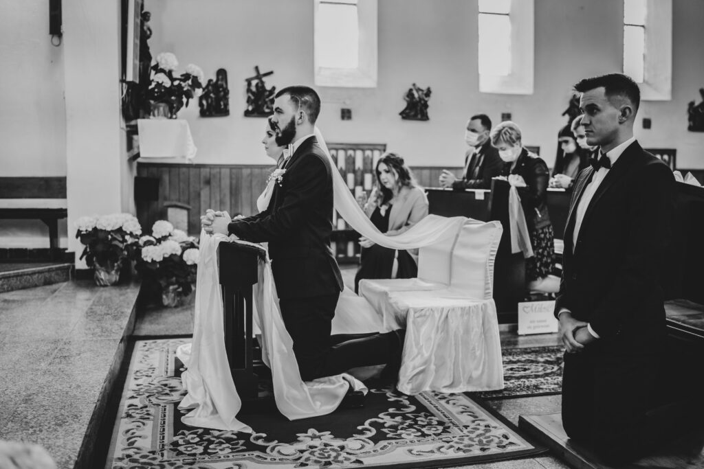 ślub w Sławnie, fotograf ślubny, Rompska Fotografia, para młoda, Kościół św. Antoniego, czarno białe zdjęcie