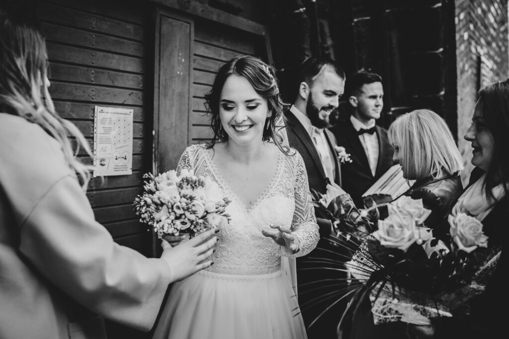ślub w Sławnie, fotograf ślubny, Rompska Fotografia, para młoda, Kościół św. Antoniego, życzenia, kwiaty