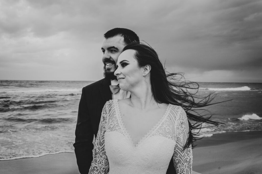fotograf ślubny, sesja plenerowa, Koszalin, Barbara Rompska,  plaża, Łazy, zdjęcia nad morzem, wiatr, fale, małżeństwo, młoda para