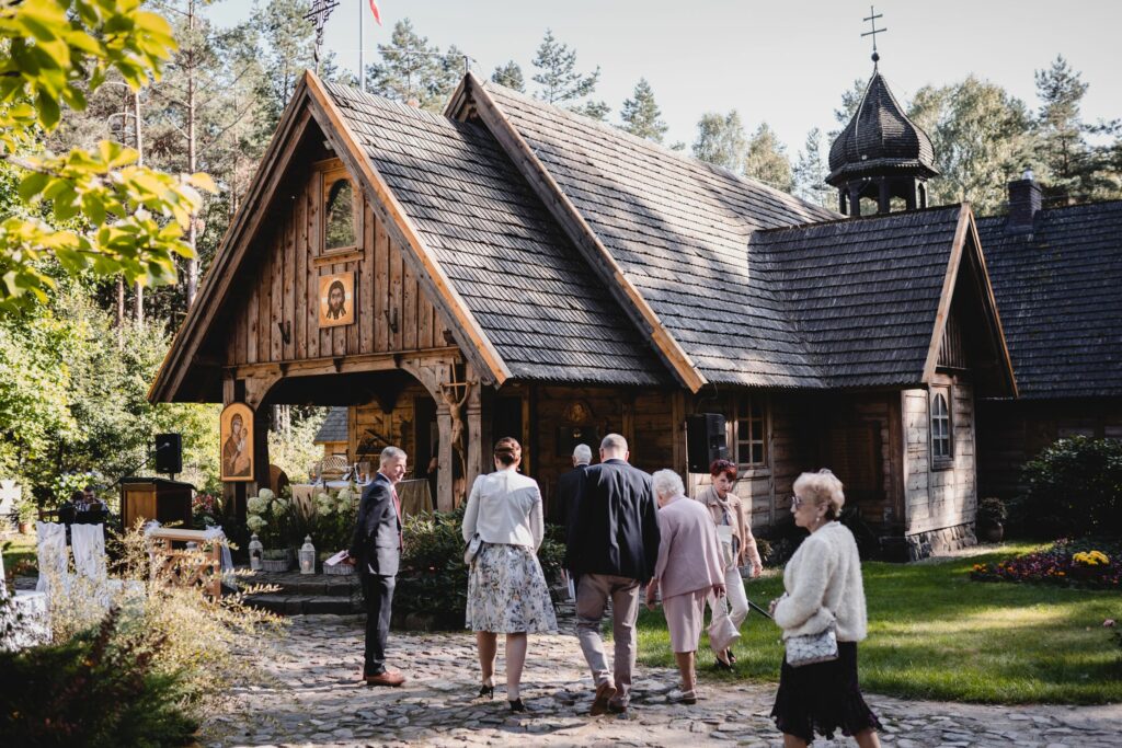 Ślub kościelny w plenerze, Święta Góra Polanowska, Barbara Rompska, las, fotograf ślubny, kaplica, goście, 