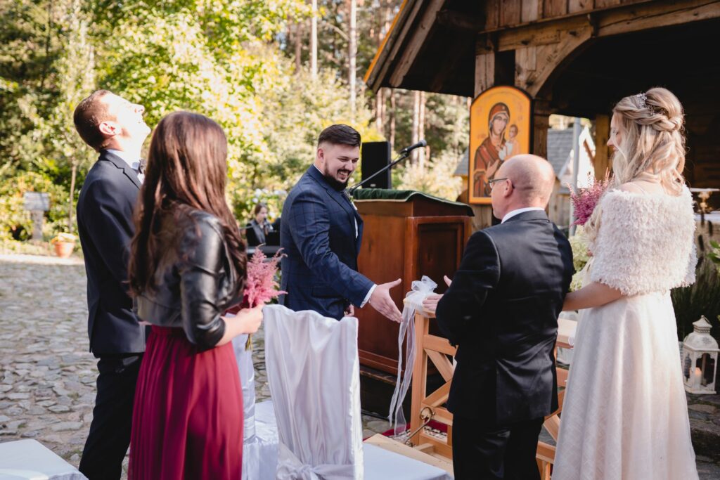 Ślub kościelny w plenerze, Święta Góra Polanowska, Barbara Rompska, las, fotograf ślubny, młoda para, 
