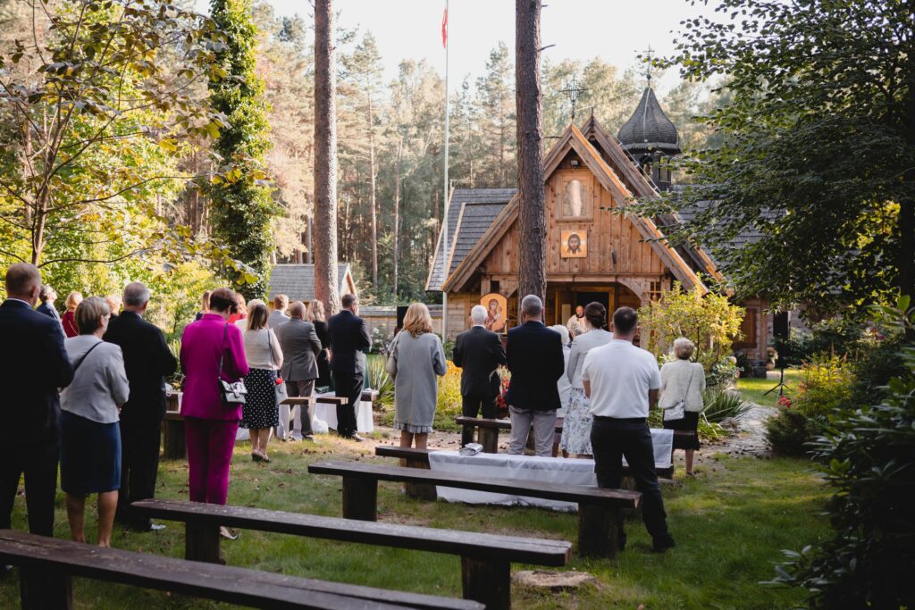 Ślub kościelny w plenerze, Święta Góra Polanowska, Barbara Rompska, las, fotograf ślubny, goście weselni, ławki, kaplica,