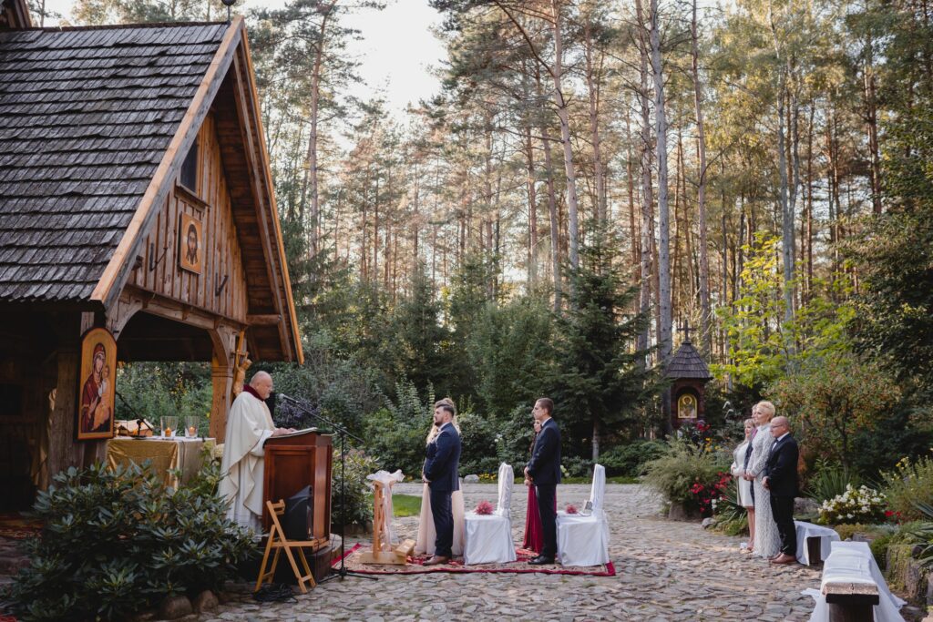 Ślub kościelny w plenerze, Święta Góra Polanowska, Barbara Rompska, las, fotograf ślubny, ksiądz, msza święta, para młoda