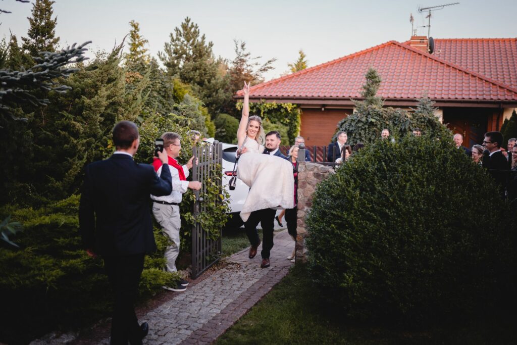 wesele w ogrodzie, młoda para, fotograf ślubny, Koszalin, Polanów, wejście młodej pary