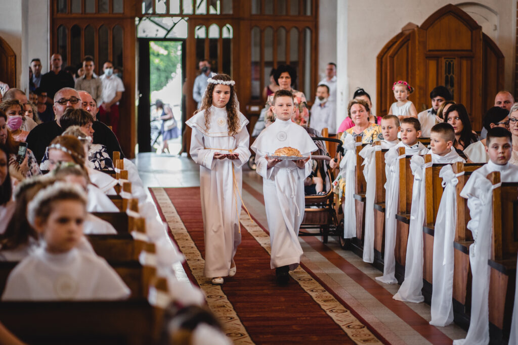 Pierwsza komunia święta w Sławnie, Fotograf Koszalin Barbara Rompska,
Kościół pw. Wniebowzięcia NMP