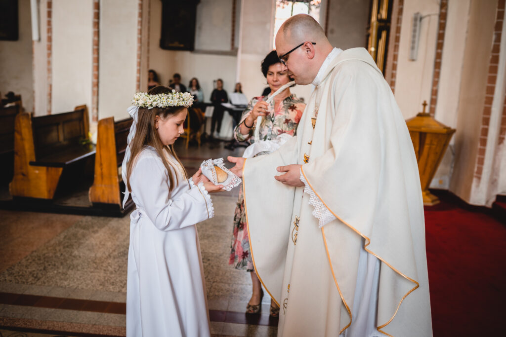 Pierwsza komunia święta w Sławnie, Fotograf Koszalin Barbara Rompska,
Kościół pw. Wniebowzięcia NMP