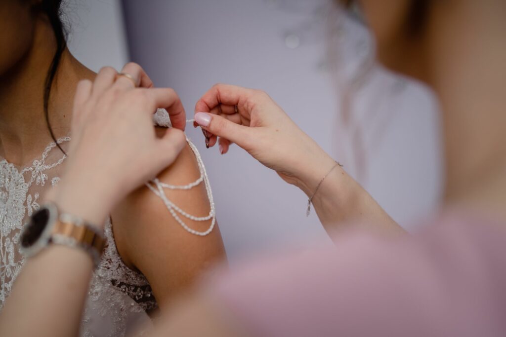 ślub w Koszalinie, Barbara Rompska, fotograf na wesele, przygotowania, detale, suknia ślubna, perełki