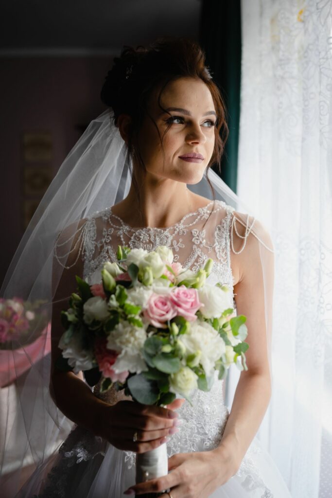 ślub w Koszalinie, Barbara Rompska, fotograf na wesele, panna młoda, bukiet ślubny, biała suknia, makijaż, fryzura