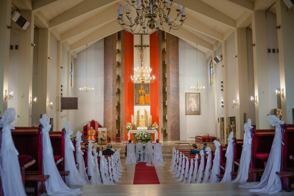 ślub w Koszalinie, Barbara Rompska, fotograf Koszalin, wnętrze kościoła, ołtarz, wystrój ławek