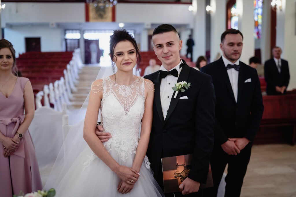 ślub w Koszalinie, Barbara Rompska, fotograf Koszalin, młoda para, świadkowie, biała suknia ślubna, garnitur