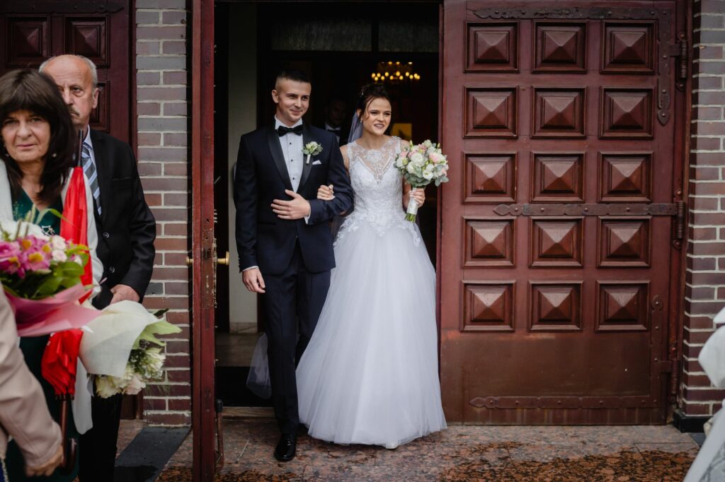 ślub w Koszalinie, Barbara Rompska, fotograf Koszalin, wyjście z kościoła, para młoda, nowożeńcy