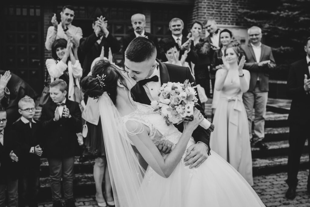 ślub w Koszalinie, Barbara Rompska, fotograf Koszalin, wspólne zdjęcie, czarno białe