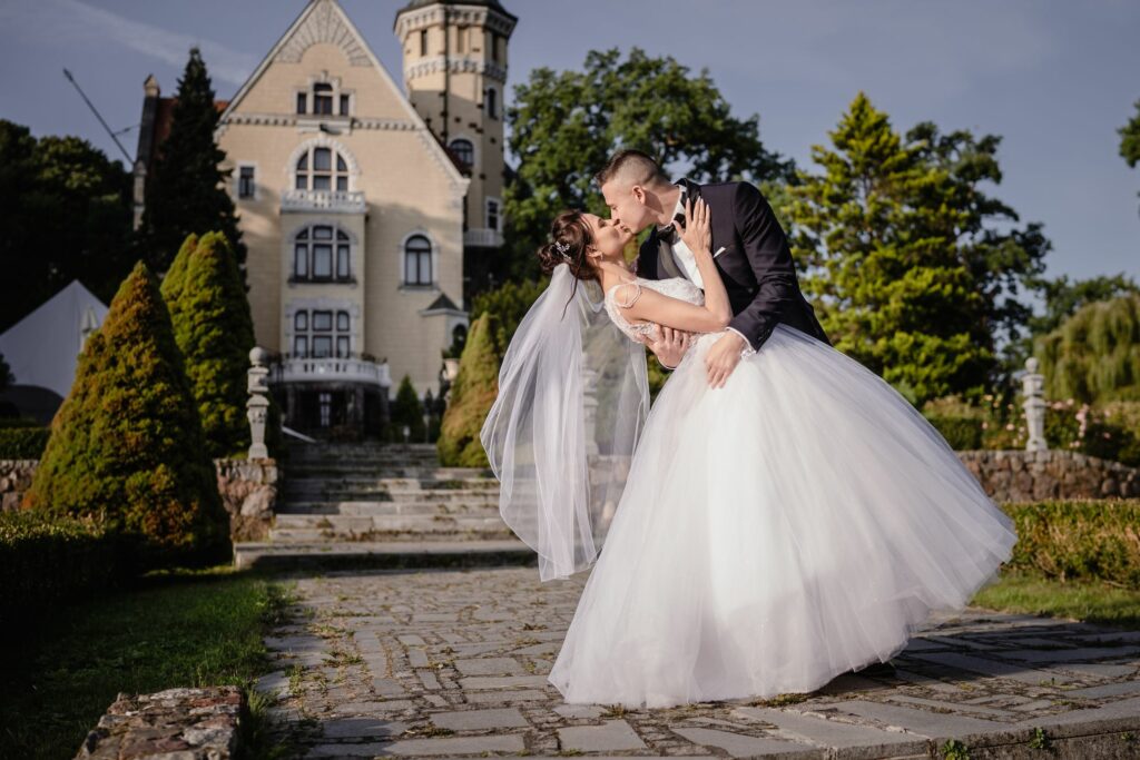 fotograf  na wesele, Koszalin, Barbara Rompska, Strzekęcino, Bursztynowy Pałac, ogród, sesja plenerowa, suknia ślubna