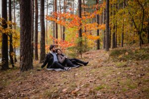narzeczeńska sesja, Barbara Rompska, fotograf Koszalin, piknik w lesie, złota jesień,