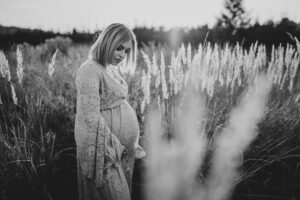 sesja ciążowa, fotograf Koszalin, Barbara Rompska, czarno białe zdjęcia, przyszła mama, plener