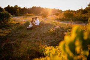 A0108014_wynik narzeczeńska sesja, zielona trawa, Mielno, zachód słońca, golden hour, sesja w plenerze, natura, łąka fotograf Koszalin, Barbara Rompska