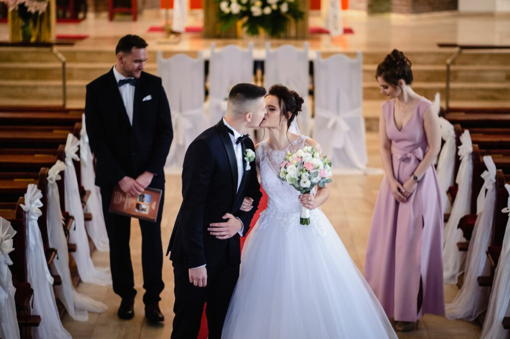 ślub w Koszalinie, Barbara Rompska, fotograf Koszalin, bukiet weselny, świadkowie, para młoda, nowożeńcy