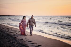 sesja ciążowa, Mielno, Barbara Rompska, spacer po plaży, zachód słońca