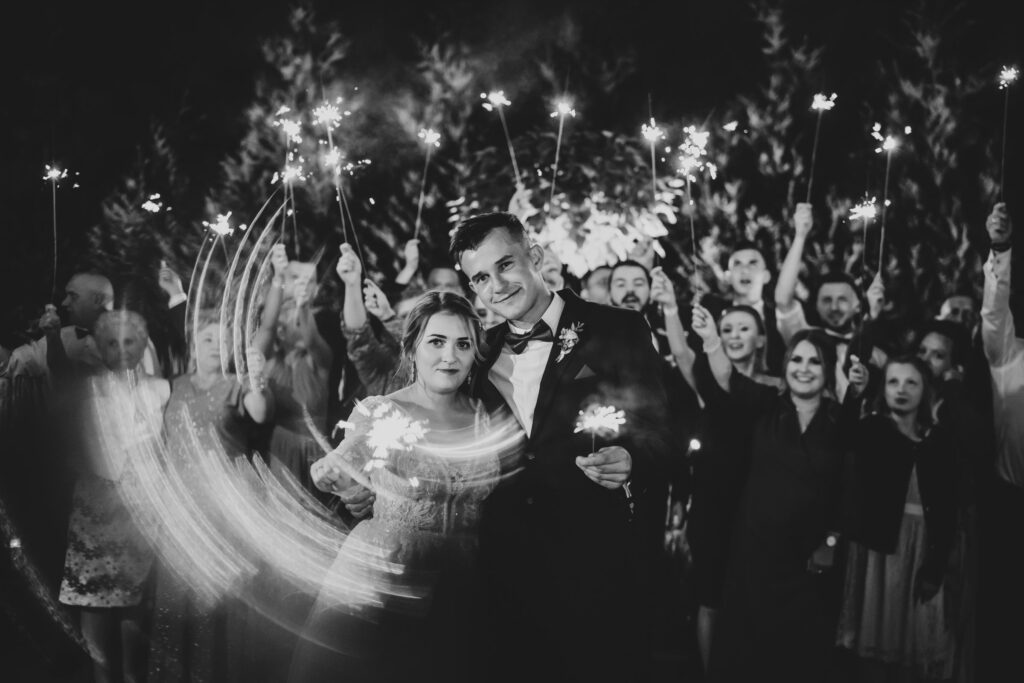 zabawa weselna, Mon Cherri, Włynkówko, Słupsk, fotograf Koszalin, Barbara Rompska, zimne ognie, romantyczne zdjęcie