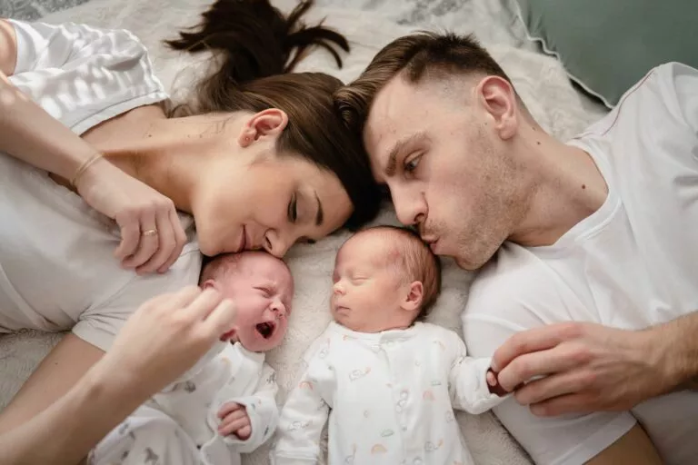 Domowa sesja rodzinna z bliźniakami – zdjęcie 5