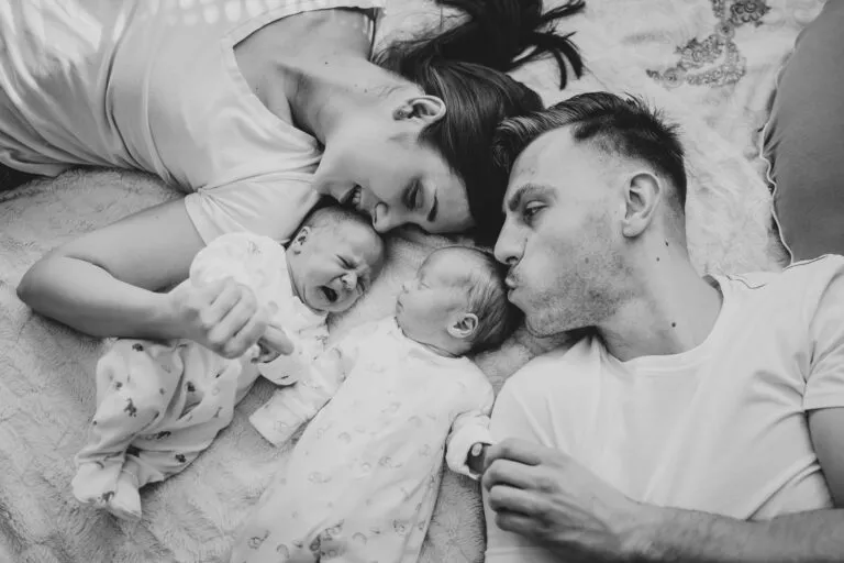 Domowa sesja rodzinna z bliźniakami – zdjęcie 6
