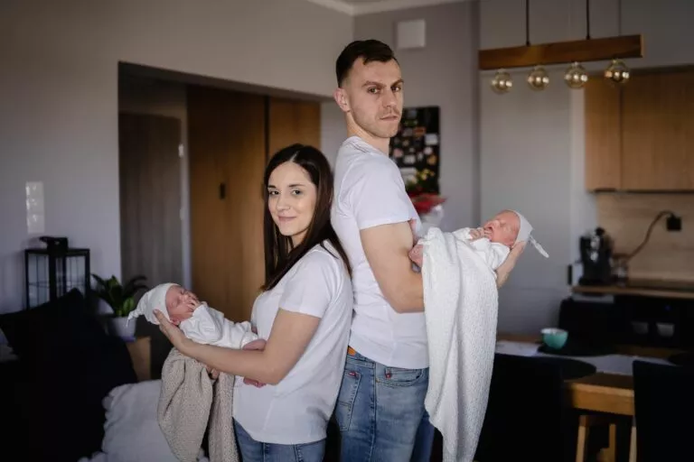 Domowa sesja rodzinna z bliźniakami – zdjęcie 24