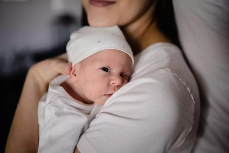Domowa sesja rodzinna z bliźniakami – zdjęcie 25