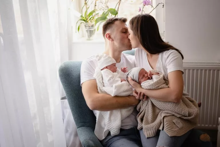 Domowa sesja rodzinna z bliźniakami – zdjęcie 23