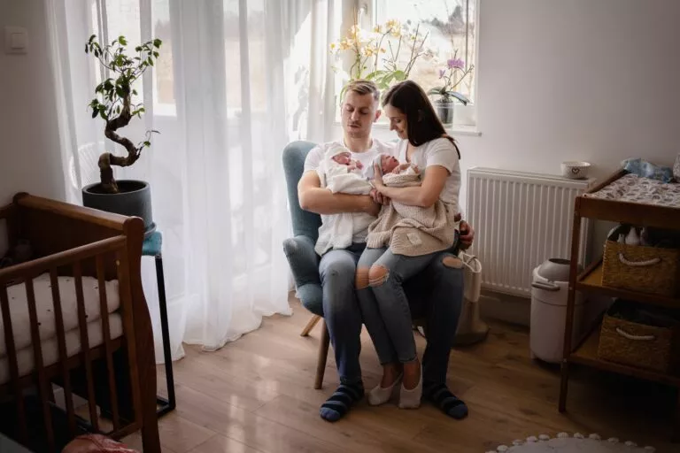 Domowa sesja rodzinna z bliźniakami – zdjęcie 22