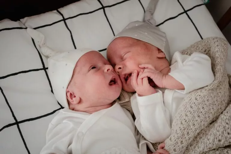 Domowa sesja rodzinna z bliźniakami – zdjęcie 16