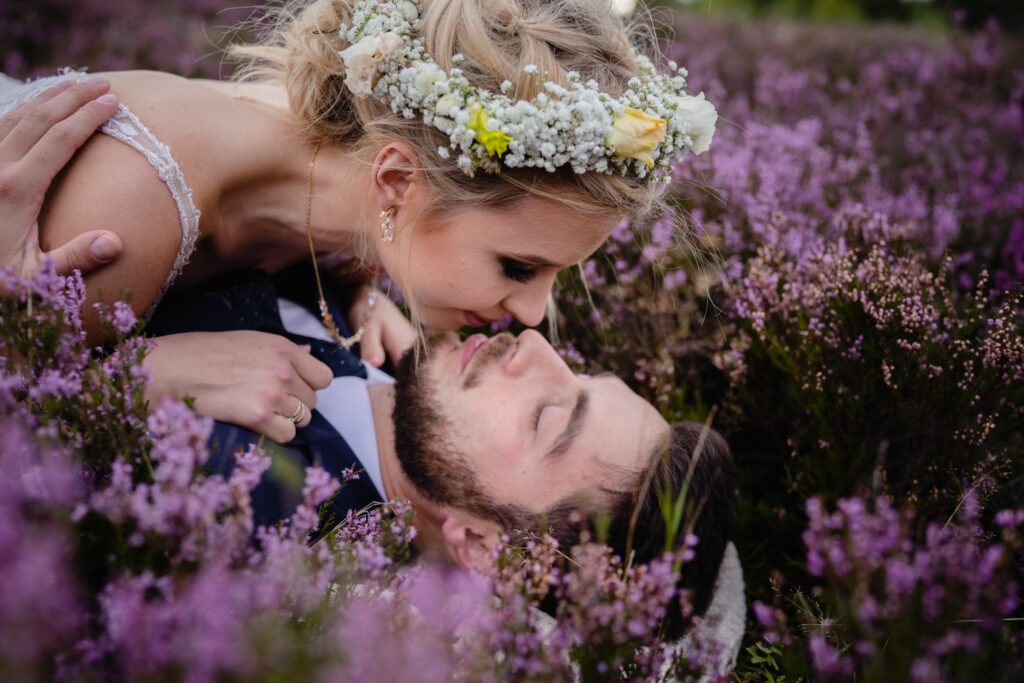 sesja ślubna, Barbara Rompska, fotograf Koszalin, zdjęcia we wrzosach, kwiaty, pole, wianek, gipsówka