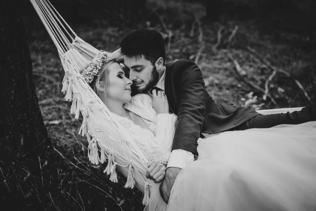 sesja ślubna, Barbara Rompska, fotograf Koszalin, zdjęcia lesie, plener, hamak, nowożeńcy