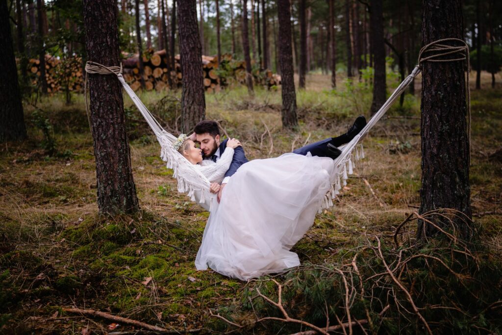 sesja ślubna, Barbara Rompska, fotograf Koszalin, sesja w lesie, zdjęcia w hamaku, rustykalny styl, boho, plener