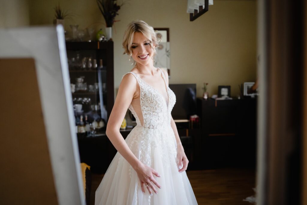 fotografia ślubna, Barbara Rompska, fotograf Koszalin, przygotowania, panna młoda, suknia ślubna