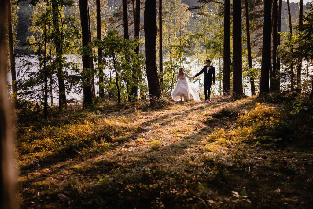 sesja plenerowa, fotografia ślubna, Koszalin, Barbara Rompska, zachód słońca, spacer po lesie, jezioro Wyszebórz