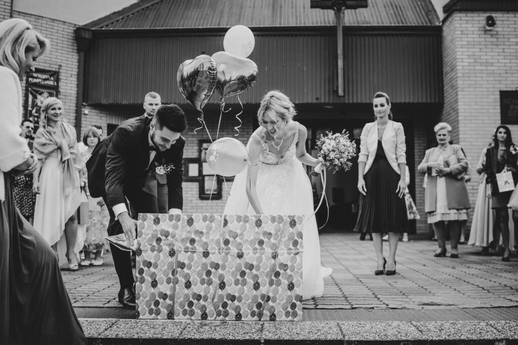 ślub kościelny, fotograf Koszalin, Barbara Rompska, życzenia, brama weselna, prezent dla młodej pary