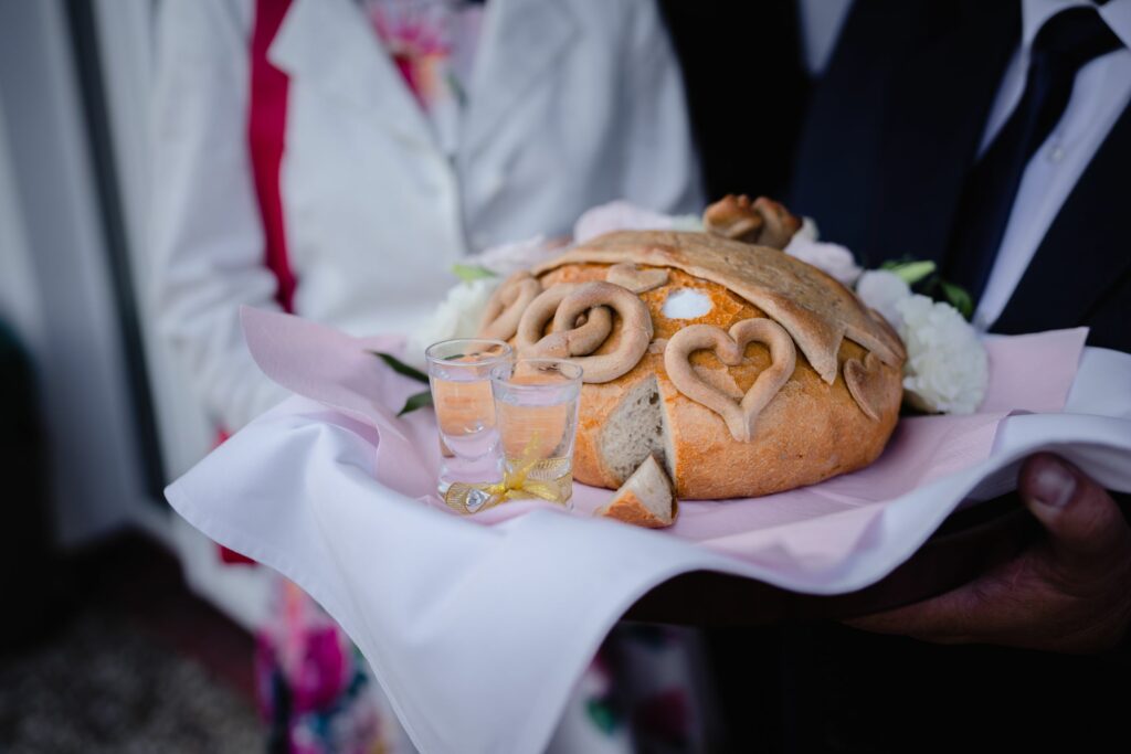 fotograf na wesele, fotograf Koszalin, Barbara Rompska, powitanie chlebem i solą