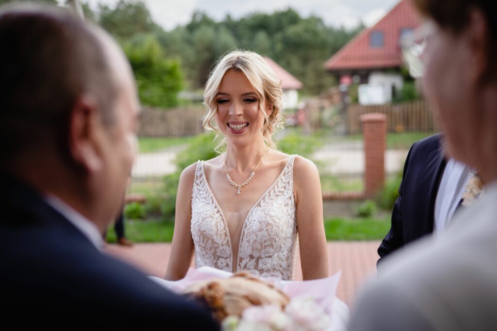 fotograf na wesele, fotograf Koszalin, Barbara Rompska, powitanie chlebem i solą
