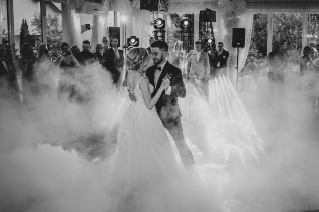 fotograf na wesele, fotograf Koszalin, Barbara Rompska, Ośrodek Wypoczynkowy Radew Rosnowo, pierwszy taniec, dym, zimny lód