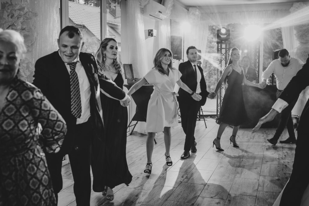 fotograf na wesele, fotograf Koszalin, Barbara Rompska, Ośrodek Wypoczynkowy Radew Rosnowo, zabawa, taniec, goście, sala weselna